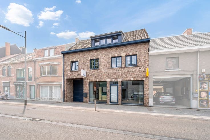RUIME EIGENDOM MET AANPALEND MAGAZIJN EN ACHTERUITWEG IN...