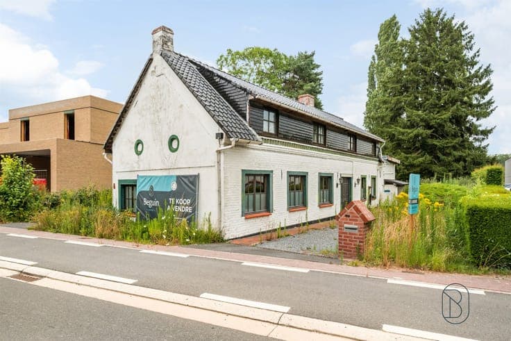 Charming farmhouse in need of renovation with 2 garages in R