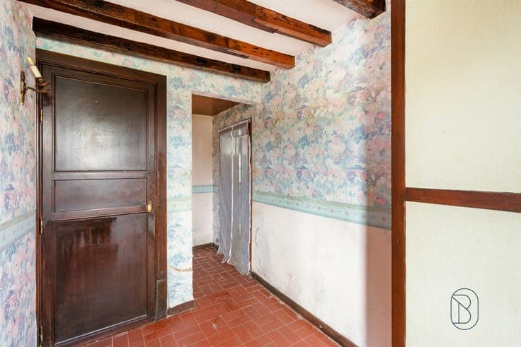 Charming farmhouse in need of renovation with 2 garages in R