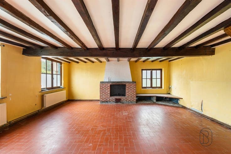 Charming farmhouse in need of renovation with 2 garages in R