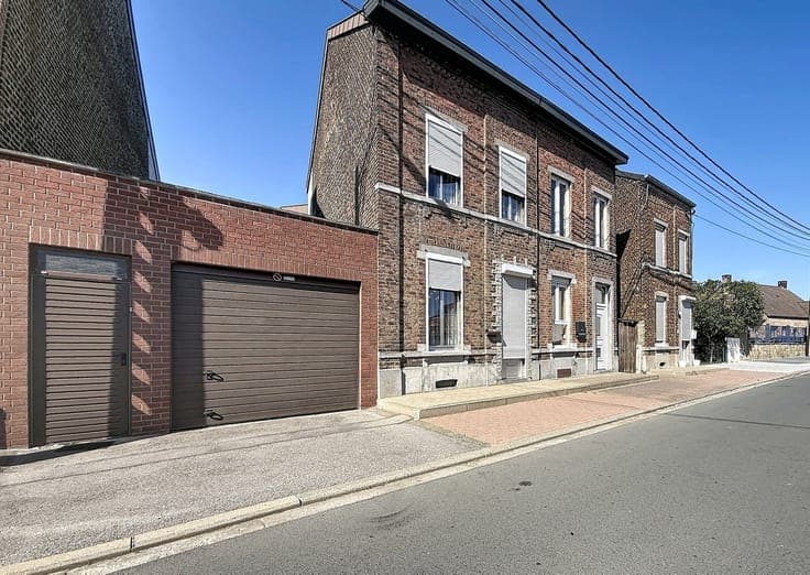 Maison unifamiliale avec jardin et garage