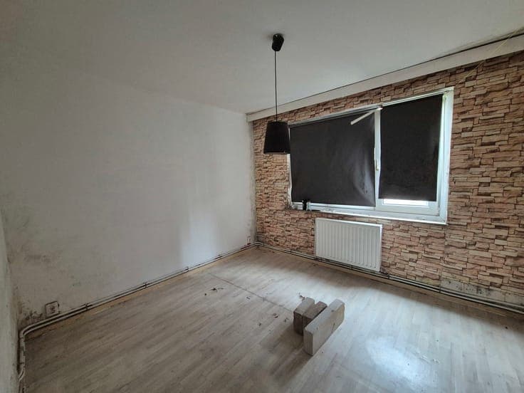 Building to renovate: 3 apartments, 2 garages, 3 cellars