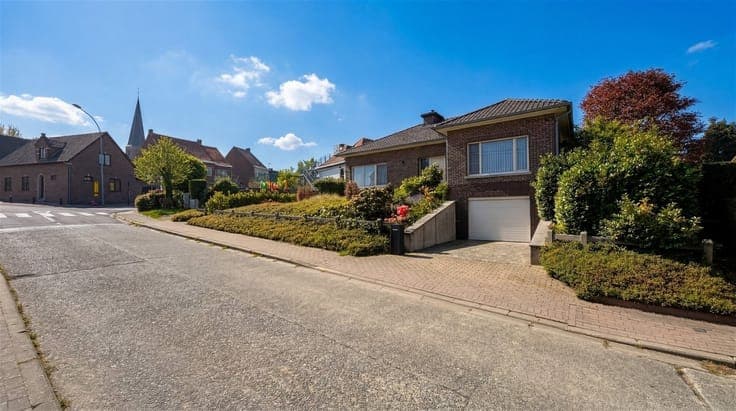 READY TO MOVE IN VILLA WITH GARDEN AND GARAGE IN ZOTTEGEM