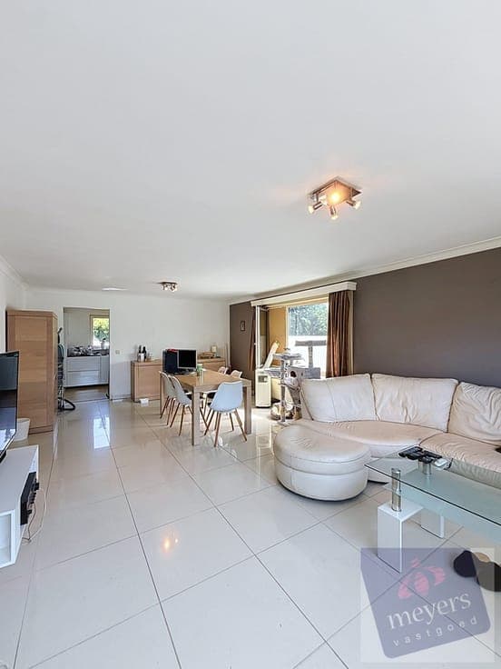 Gelijkvloerse open bebouwing met renovatiepotentieel op 1...