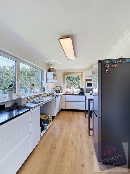Gelijkvloerse open bebouwing met renovatiepotentieel op 1...