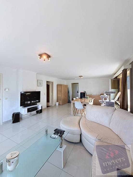Gelijkvloerse open bebouwing met renovatiepotentieel op 1...
