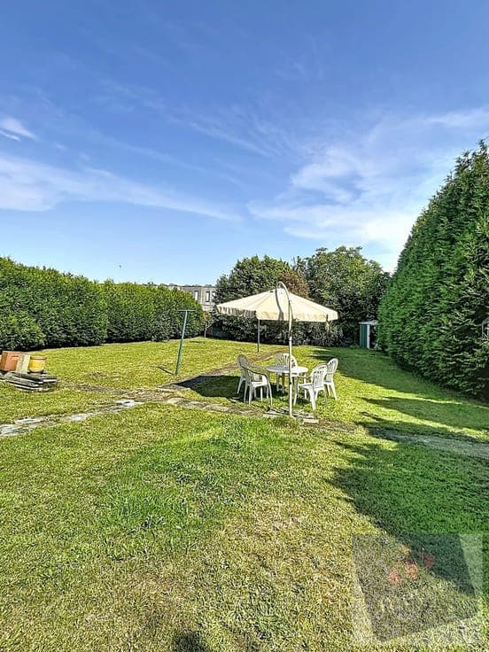 Gelijkvloerse open bebouwing met renovatiepotentieel op 1...