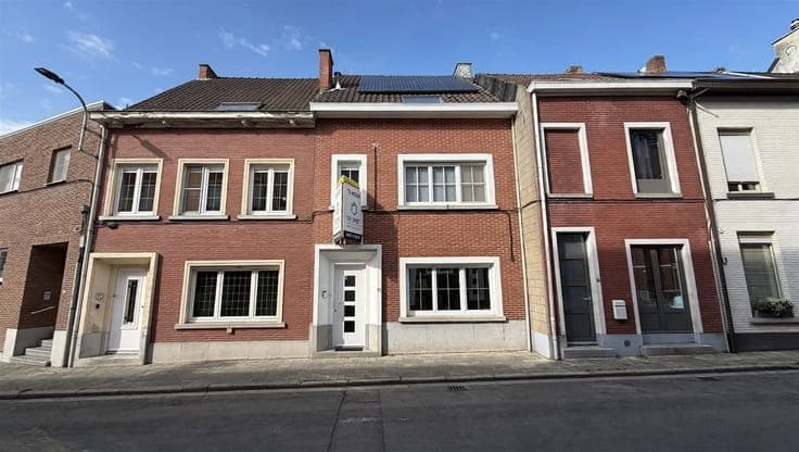 Charming family home with 4 bedrooms, beautiful garden, and