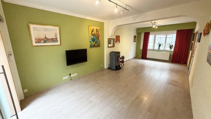 Charming family home with 4 bedrooms, beautiful garden, and