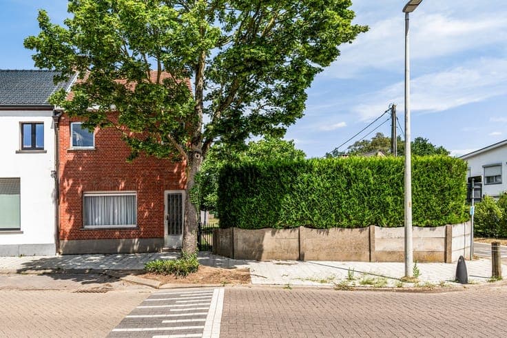 Te renoveren woning met veel potentieel in Ranst!