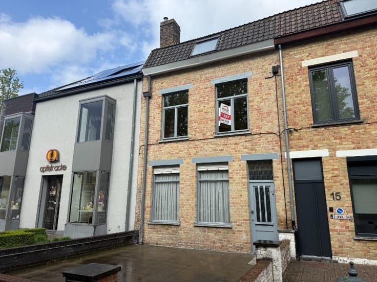 Goedgelegen woning met 5 slaapkamers en terras/koer.