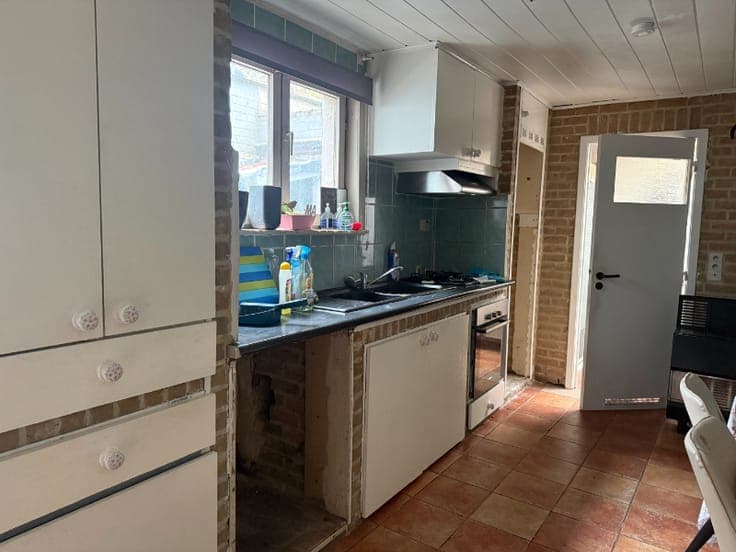 Goedgelegen woning met 5 slaapkamers en terras/koer.