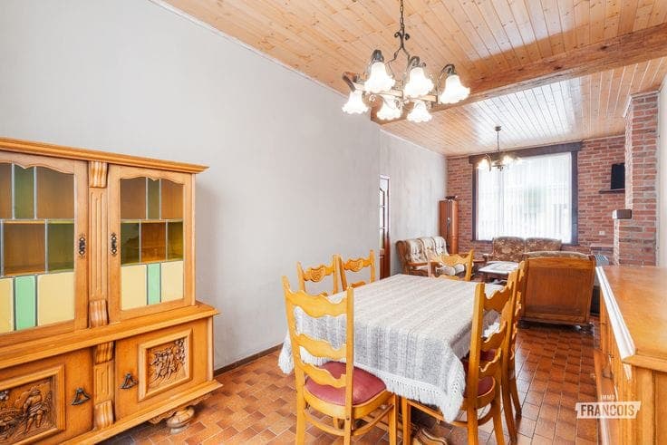 Te renoveren woning met 4 slaapkamers op een strategische l…
