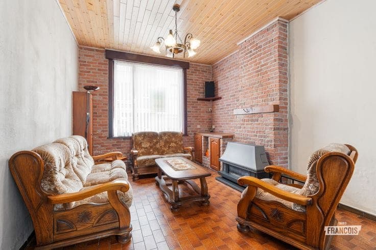 Te renoveren woning met 4 slaapkamers op een strategische l…