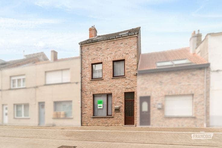 Te renoveren woning met 4 slaapkamers op een strategische l…