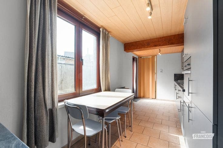 Te renoveren woning met 4 slaapkamers op een strategische l…