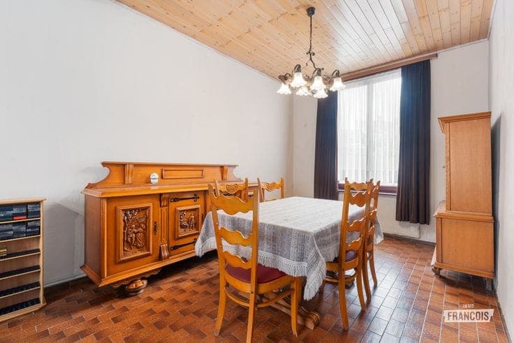 Te renoveren woning met 4 slaapkamers op een strategische l…