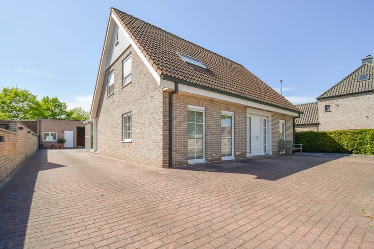 Unieke villa met dubbele garage en opslagplaats/ loods in...