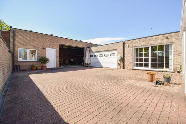 Unieke villa met dubbele garage en opslagplaats/ loods in...