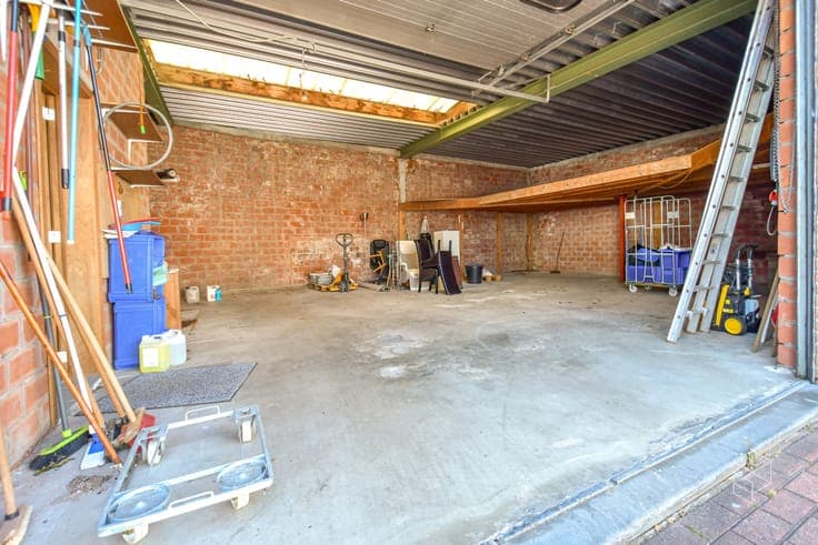 Unieke villa met dubbele garage en opslagplaats/ loods in...