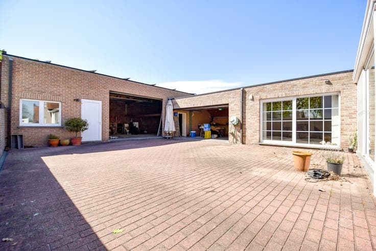 Unieke villa met dubbele garage en opslagplaats/ loods in...