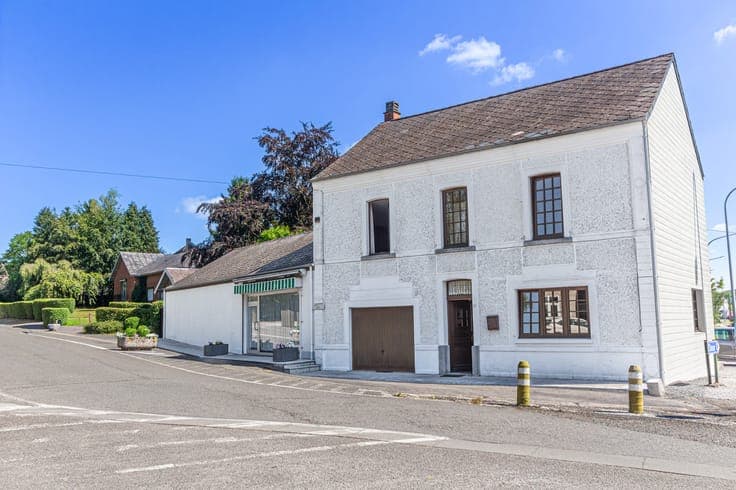 Residential home with a large outbuilding suitable for conve