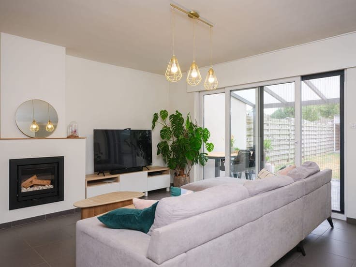 Charming family home with 4 bedrooms, garden, garage, and pa