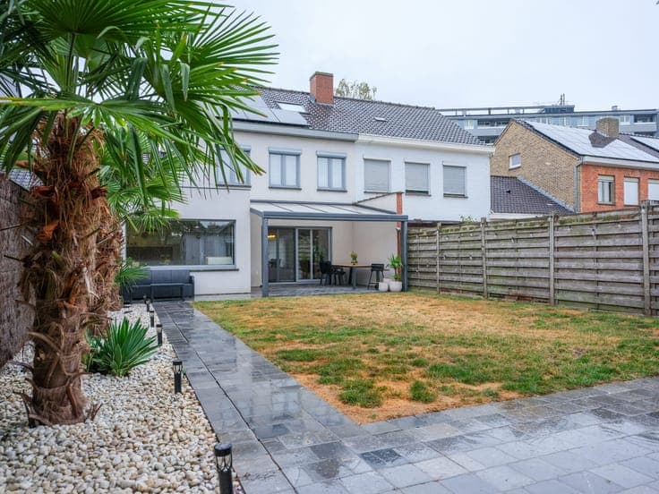 Charming family home with 4 bedrooms, garden, garage, and pa