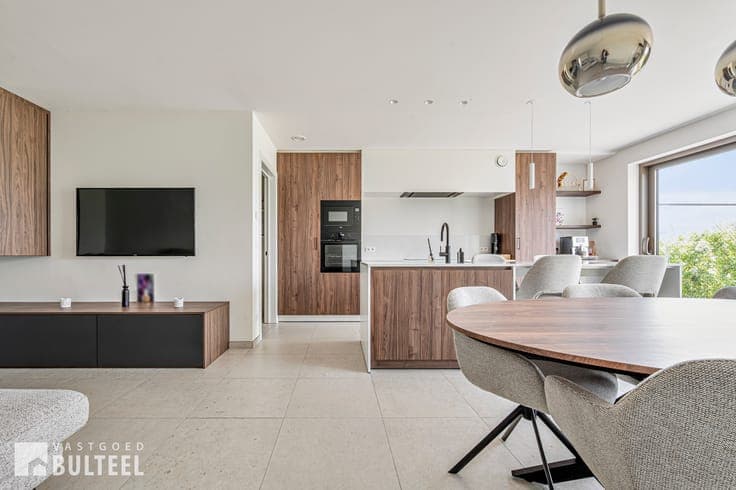 Hedendaagse BEN-woning met 4 slaapkamers, tuin en carport.