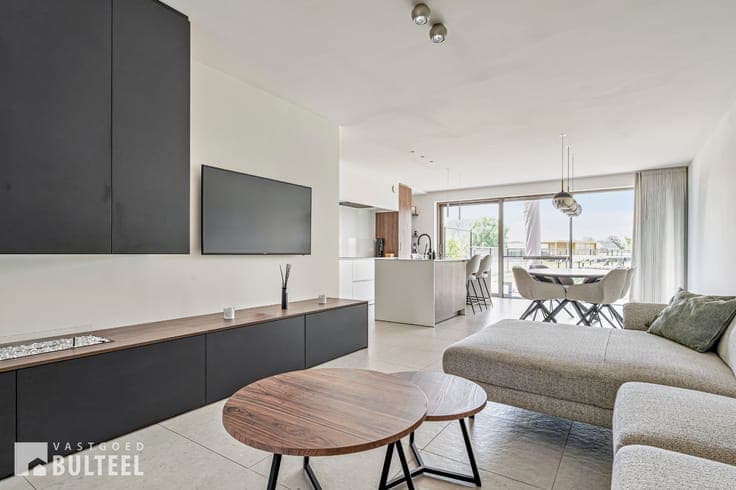 Hedendaagse BEN-woning met 4 slaapkamers, tuin en carport.