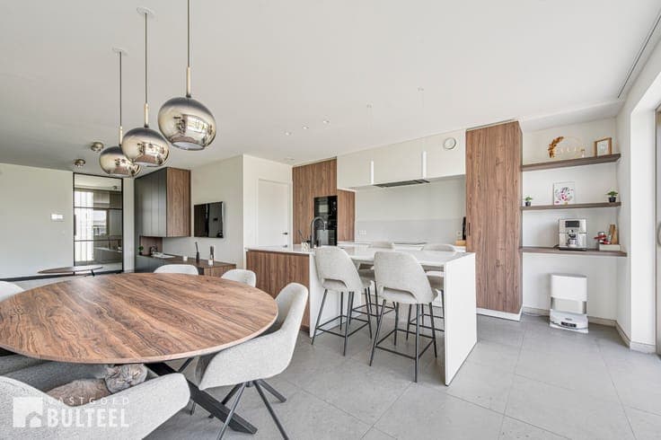 Hedendaagse BEN-woning met 4 slaapkamers, tuin en carport.