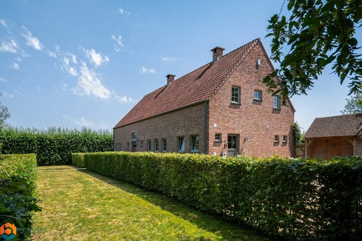 Hoevewoning met 3 slpkrs en zwemvijver op unieke locatie ...