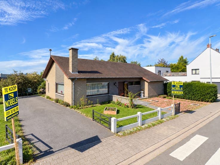 Te koop, Ruime bungalow met 3 slaapkamers op ruim perceel...