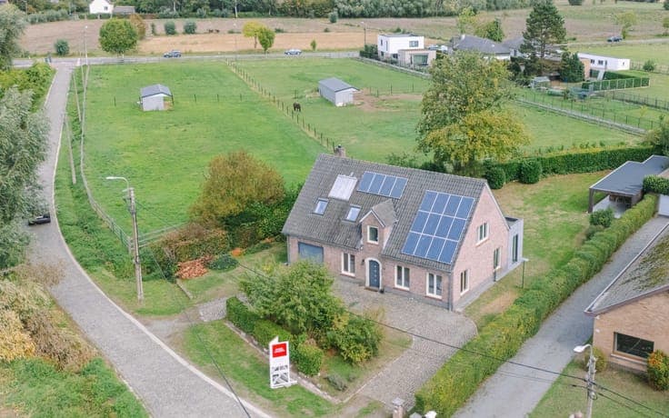 Ruime woning met moderne uitbouw en groene tuin