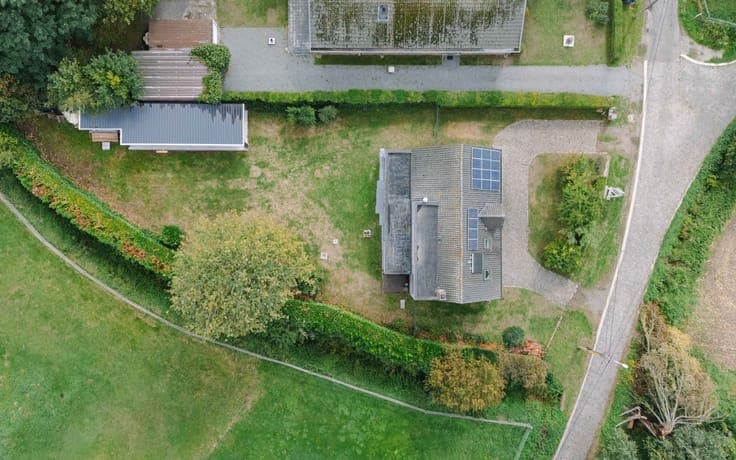 Ruime woning met moderne uitbouw en groene tuin