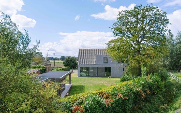 Ruime woning met moderne uitbouw en groene tuin