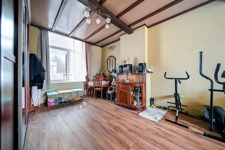 4-bedroom house – potential to create a 2-apartment building