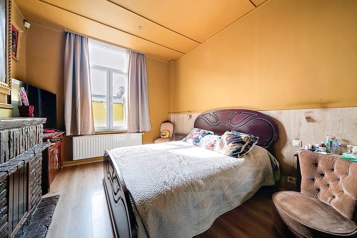 4-bedroom house – potential to create a 2-apartment building