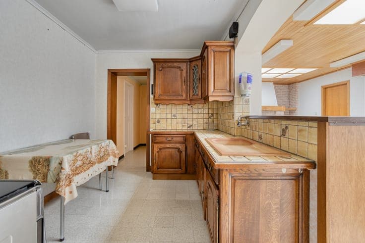 Rustig gelegen renovatiewoning, met 5 slaapkamers en een ...