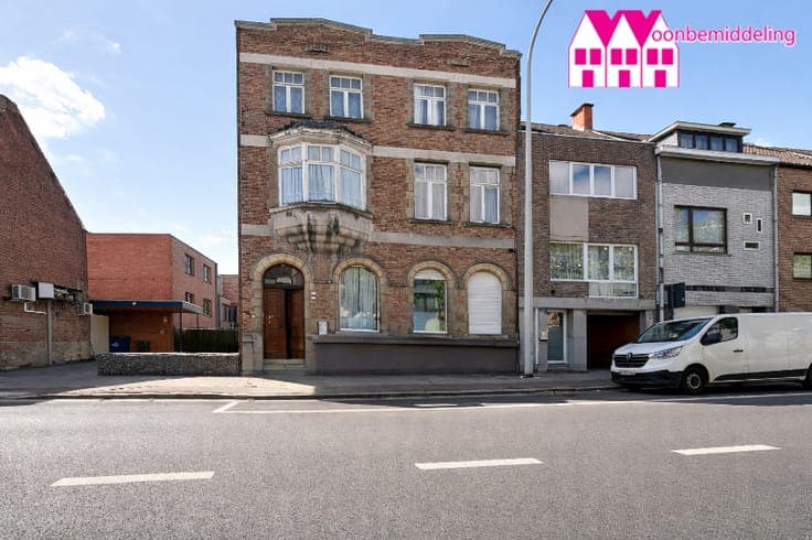 Aalst: op te frissen herenhuis met 5 slpks, 3 badkamers, ...