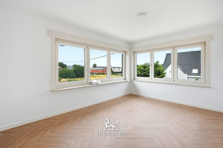 Move-in ready home with contemporary comfort in Beveren-Leie