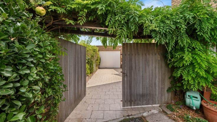 Karaktervolle halfopen woning op een zongericht perceel m...