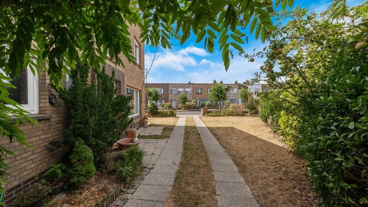 Karaktervolle halfopen woning op een zongericht perceel m...
