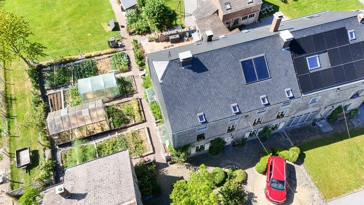 Prachtig stenen pand — 2 gebouwen