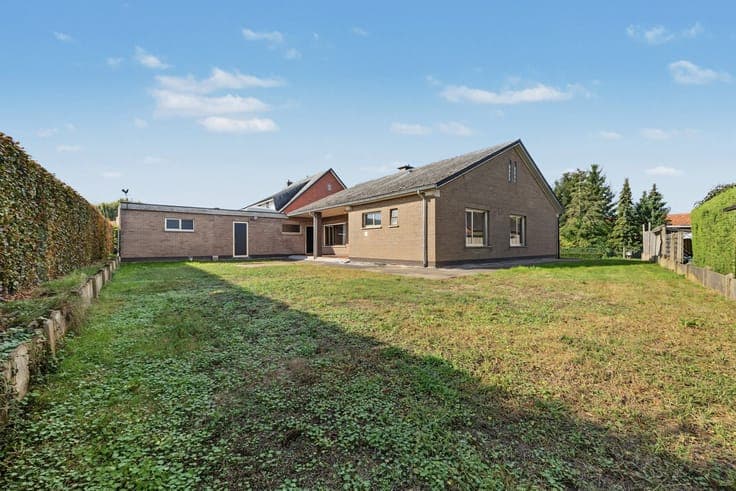 House in need of renovation in Bevel