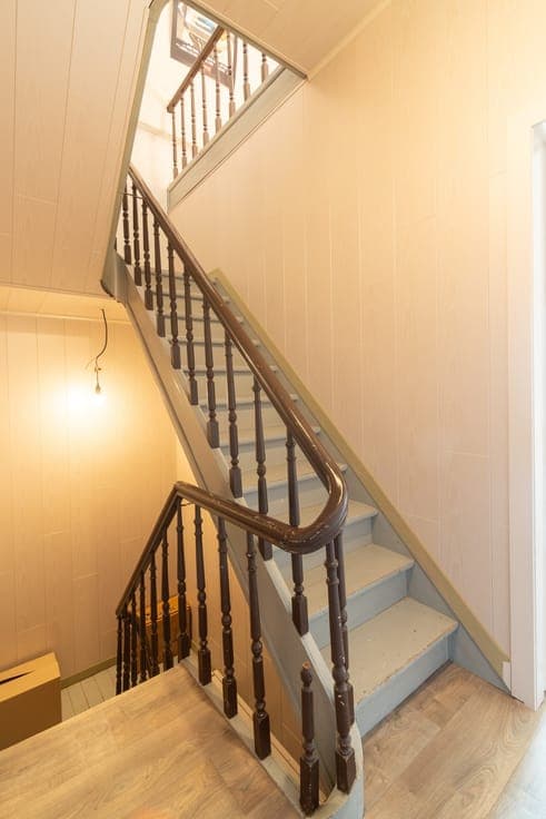 Licht op te frissen woning met stadskoer