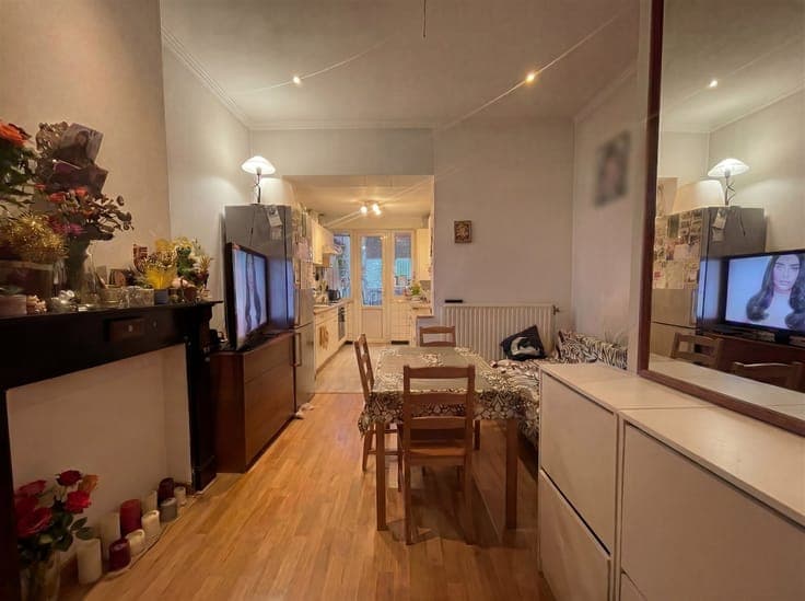 Investment property comprising 4 rented apartments!