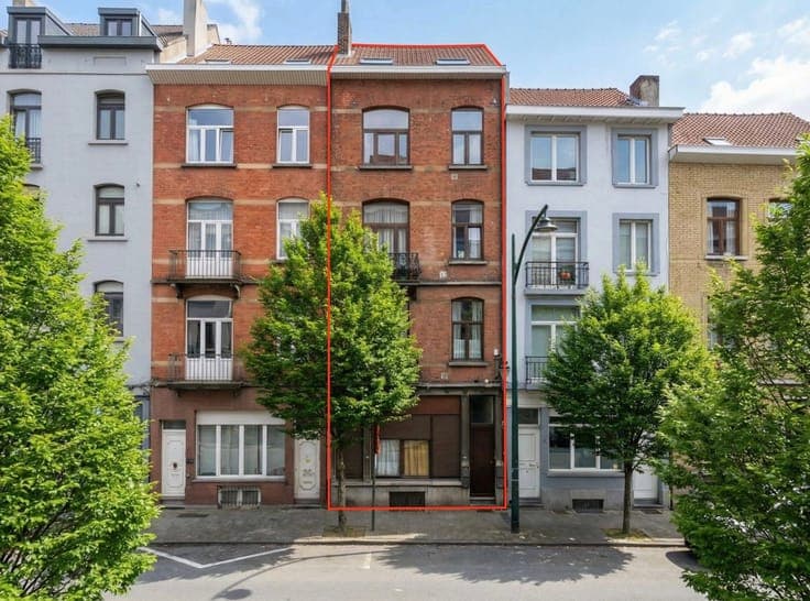 Investment property comprising 4 rented apartments!