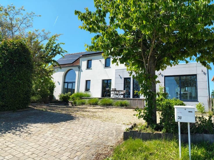4-Bed House with Pool & Solar Panels, Chaumont