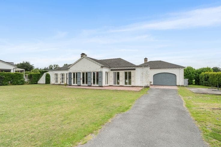 Spacious detached villa with 3 bedrooms on a large plot for…